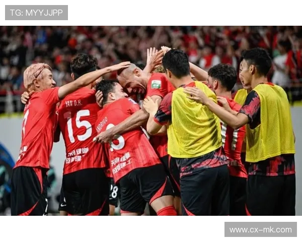 足球球星张嘴瞬间展现激情呐喊场面震撼全场引发无数球迷热议